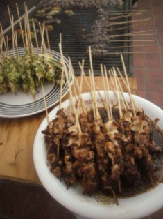 carnes grilladas con salsas de Indonesia, Camerún y la Grecia en Argentina