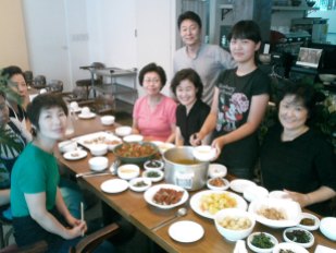 Comida de varios países preparada para el equipo de cocineros en Corea