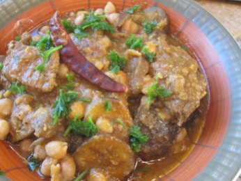 plato tunecino con carne, garbanzos en salsa de berenjena