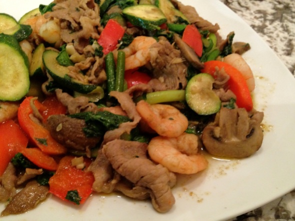 Plato tailandés de verduras, carne y camarones - Thai vegetable and meat stirfry