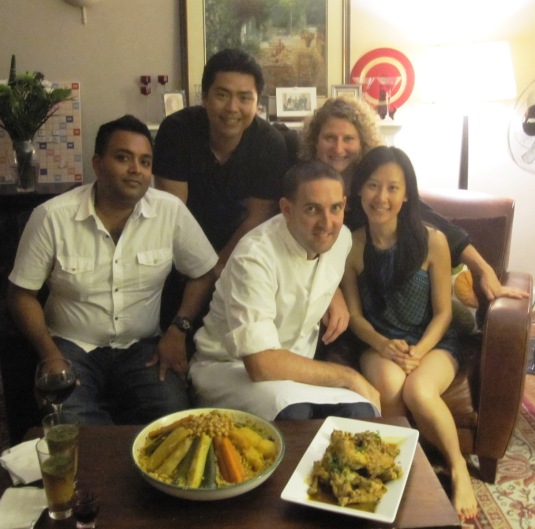 con Claudia y sus amigos en un evento de comida tunecina