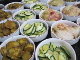 Banchan - platicos compartidos de acompañamiento, incluyendo el famoso Kimchi Korean side dishes (banchan) including Kimchi prepared in my home.