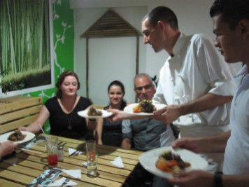 Servicio desde la cocina hasta la mesa! Personalized service from the kitchen to the table!