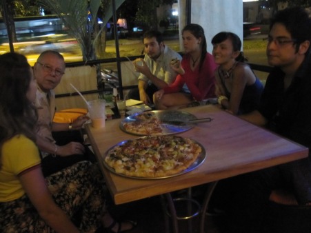 noche de pizzas de mi creación con amigos